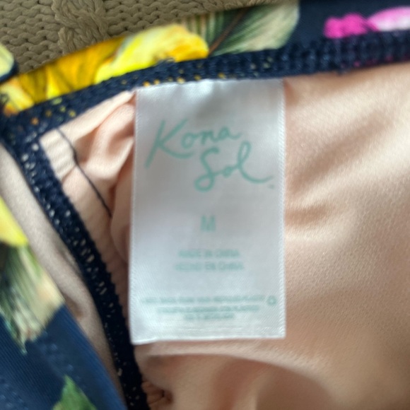 Kona Sol Tropical Bikini Top with adjustable strap & closure Women’s size med - Picture 5 of 7